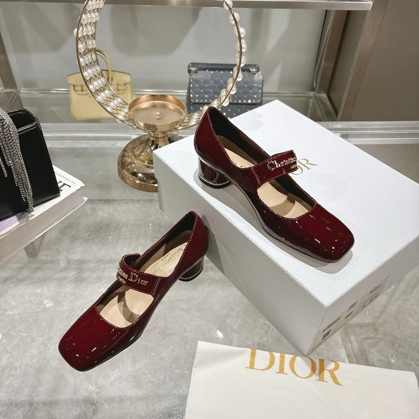 💕💕Factory direct selling price p560💕💕 💕25ss early spring new Dior Dior D-My hardware letter square toe high heels 👠This My Dior high heels are a new product in the 2025 spring and summer ready-to-wear series, showing exquisite elegance. Carefully crafted from cow leather, it is embellished with gold buckles and a metallic Christian Dior Paris logo, making it highly recognizable and highlighting Dior's extraordinary craftsmanship. Graphic style heels complement each other, making the fashionable design more elegant. Upper: cow patent leather. Inner foot pad: sheepskin. Sole: Italian genuine leather outsole. Heel height: 4cm 7.5cm. Size: 35-39 (34.40.41. Customized items are non-refundable)